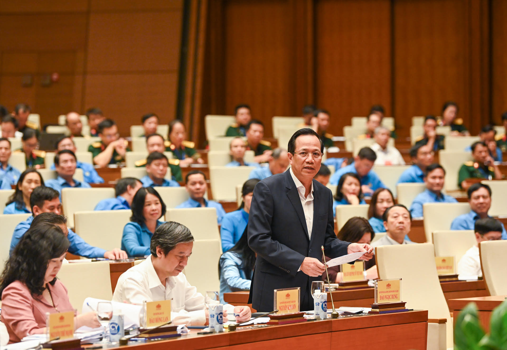 Bộ trưởng Lao động, Thương binh và Xã hội Đào Ngọc Dung trả lời các ý kiến người lao động nêu. Bộ trưởng Lao động, Thương binh và Xã hội Đào Ngọc Dung trả lời các ý kiến người lao động nêu.