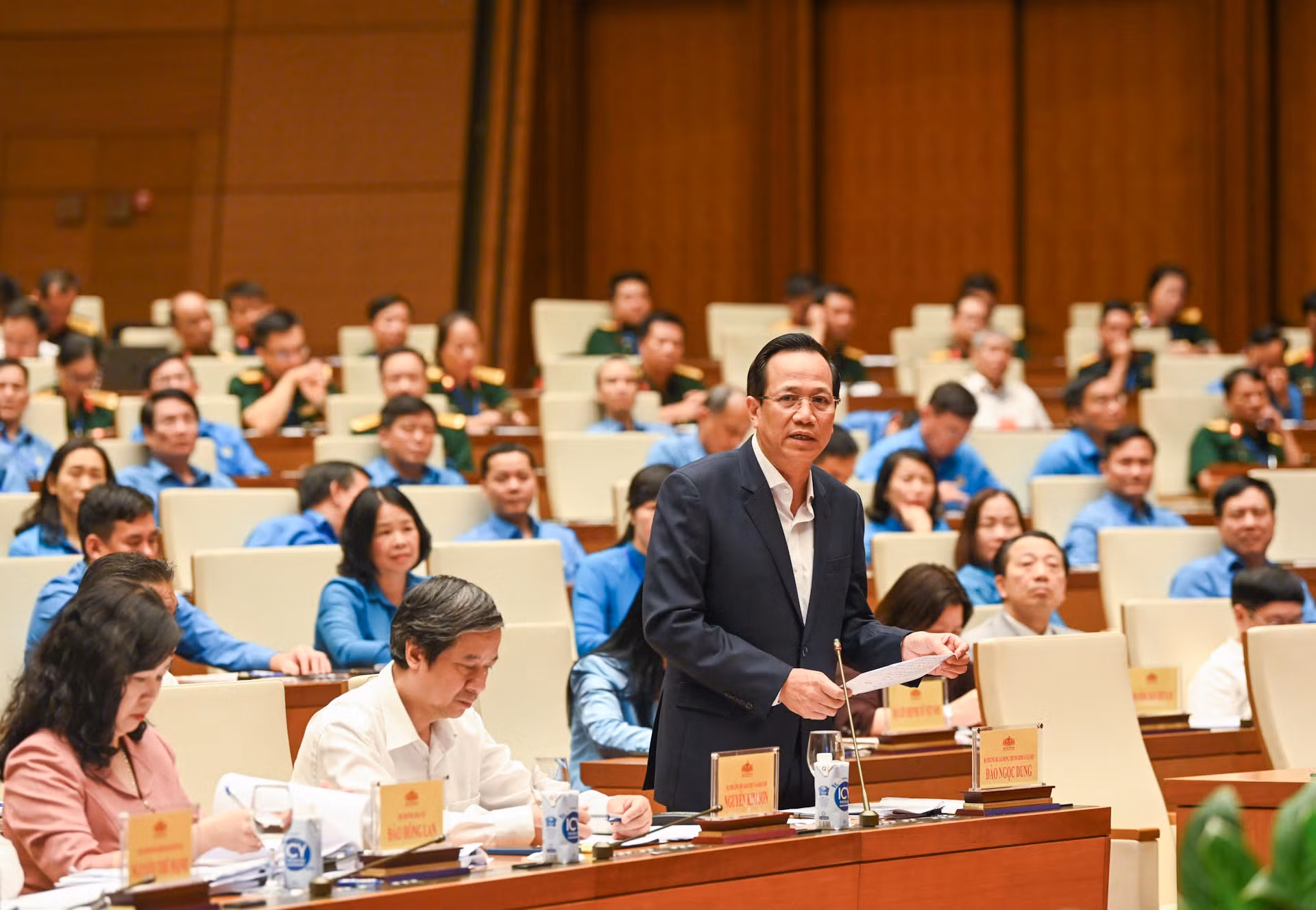 Bộ trưởng Lao động, Thương binh và Xã hội Đào Ngọc Dung trả lời các ý kiến người lao động nêu.
