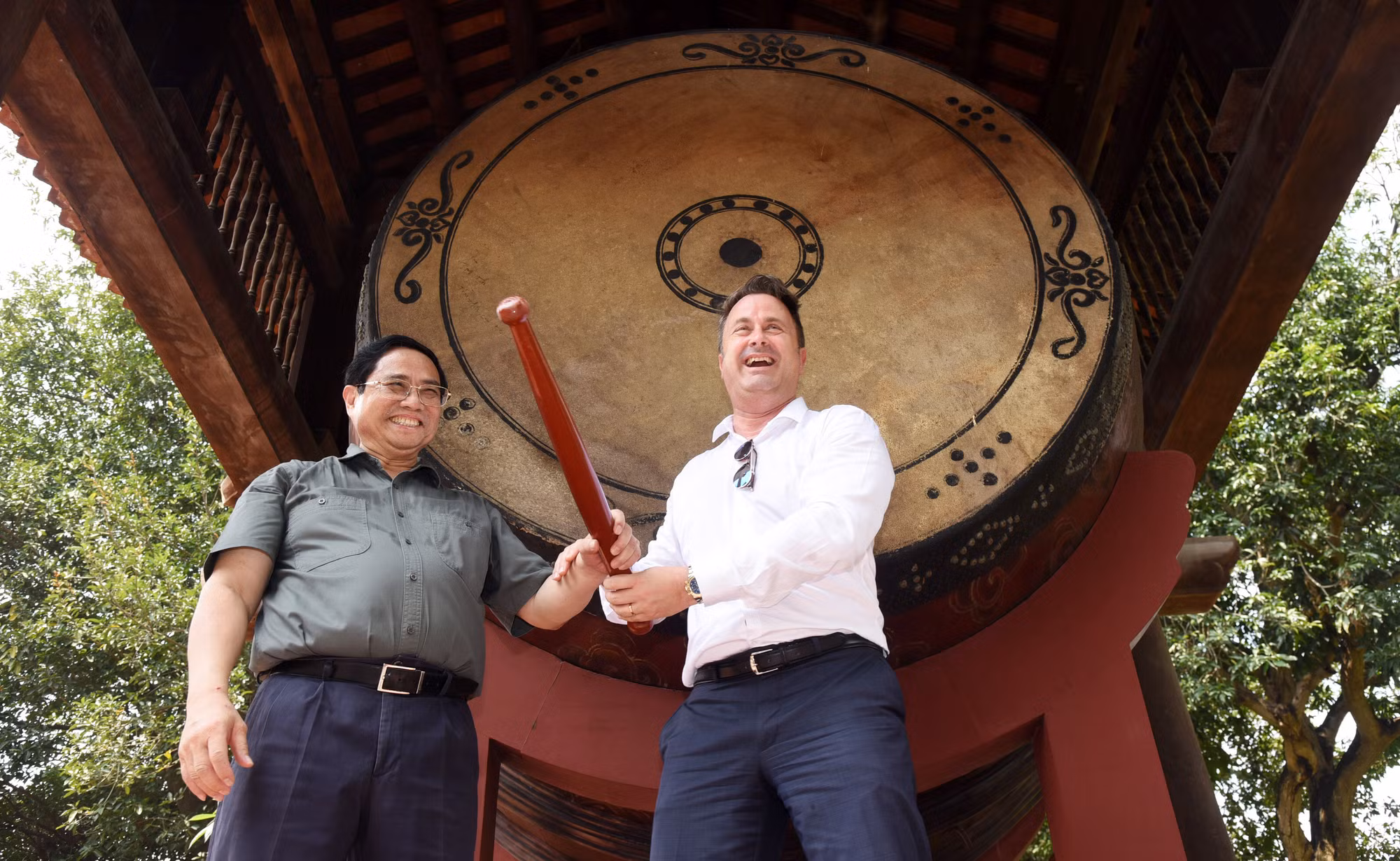 Thủ tướng Luxembourg Xavier Bettel cùng Thủ tướng Phạm Minh Chính đánh trống Sấm kỷ niệm tại Văn Miếu-Quốc Tử Giám.