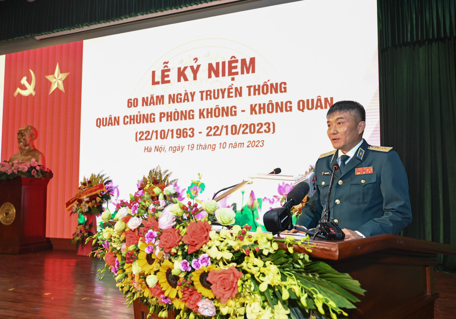 Trung tướng Nguyễn Văn Hiển, Tư lệnh Quân chủng Phòng không - Không quân đọc diễn văn tại lễ kỷ niệm.