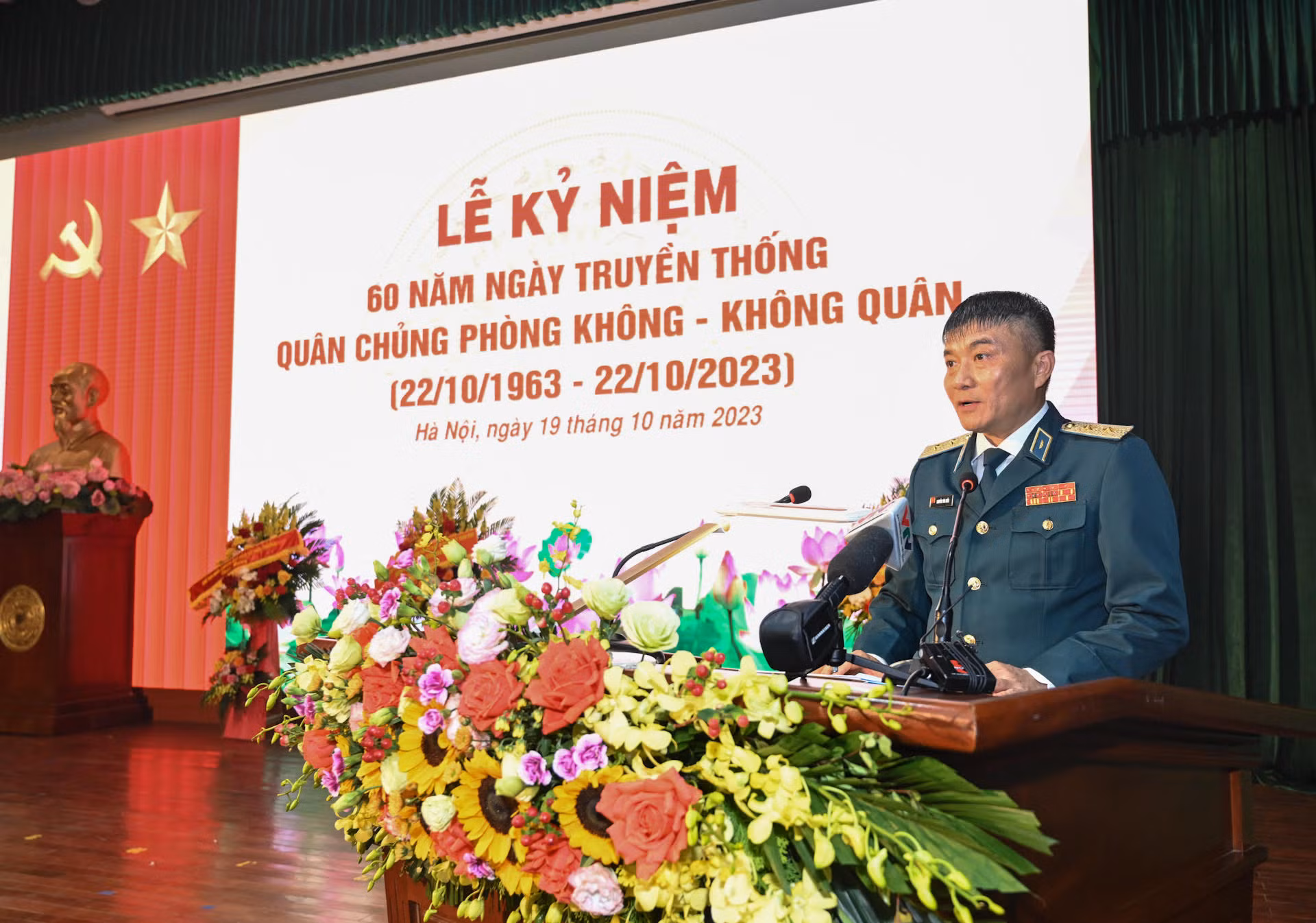 Trung tướng Nguyễn Văn Hiển, Tư lệnh Quân chủng Phòng không - Không quân đọc diễn văn tại lễ kỷ niệm.