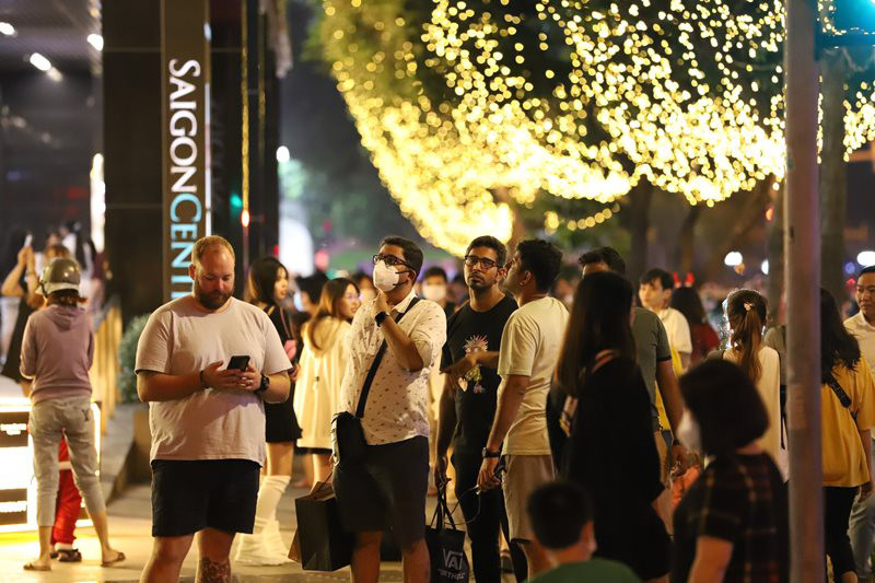 Nhiều người nước ngoài cùng chào đón Noel trên đường Lê Lợi (quận 1).