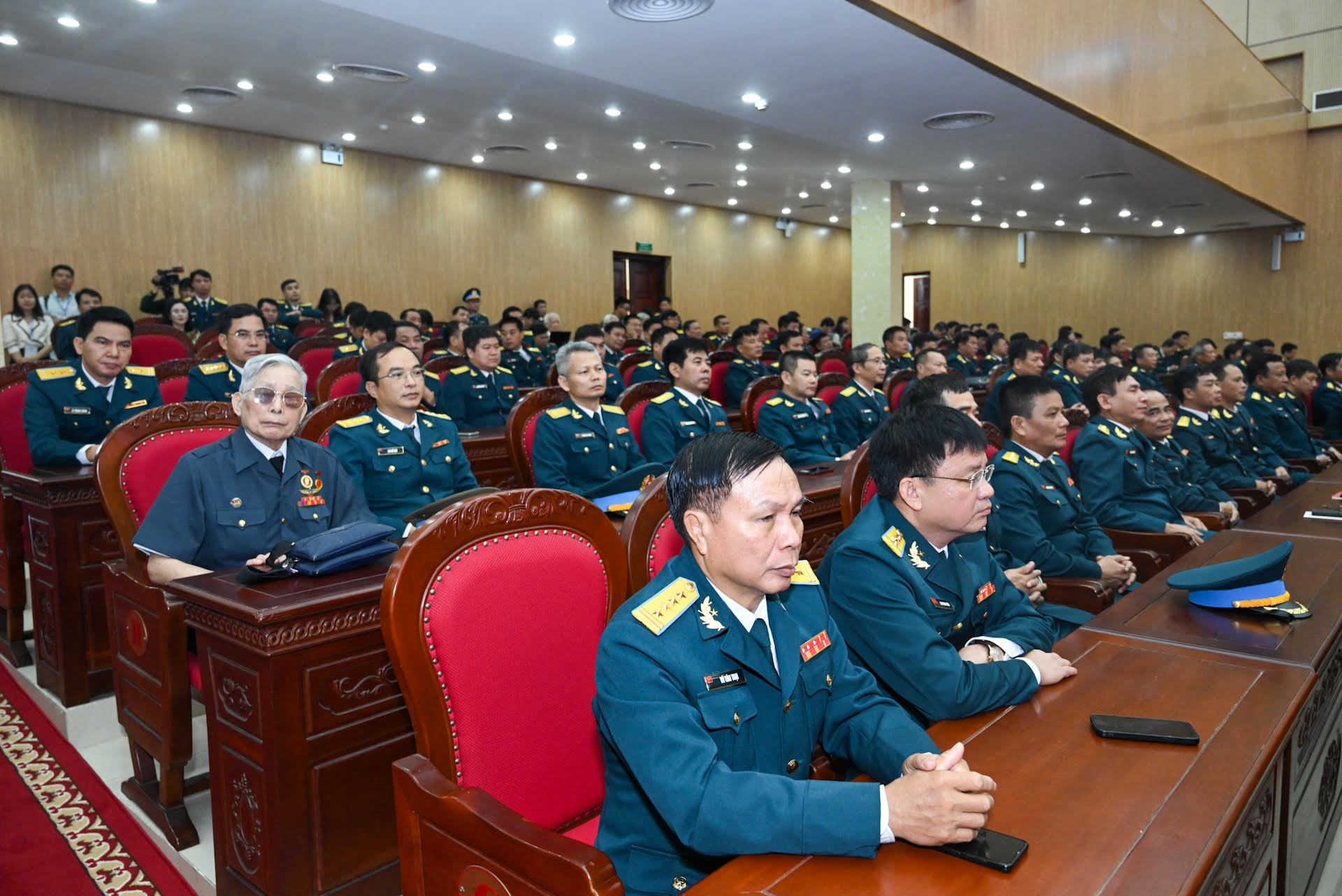 Các thế hệ cán bộ, chiến sĩ Quân chủng Phòng không - Không quân dự lễ kỷ niệm.