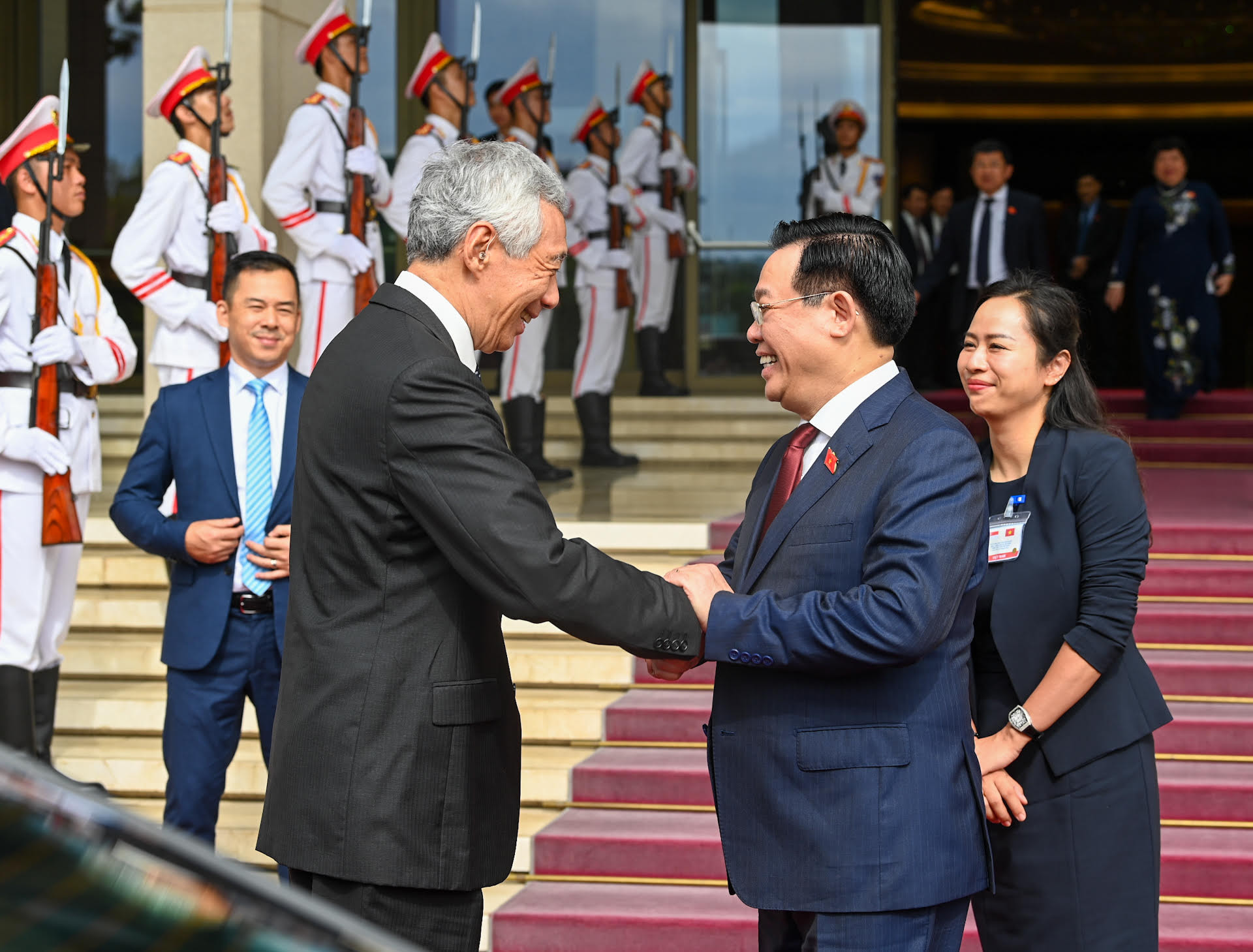 Chủ tịch Quốc hội Vương Đình Huệ tiễn Thủ tướng Singapore Lý Hiển Long sau khi kết thúc buổi hội kiến.