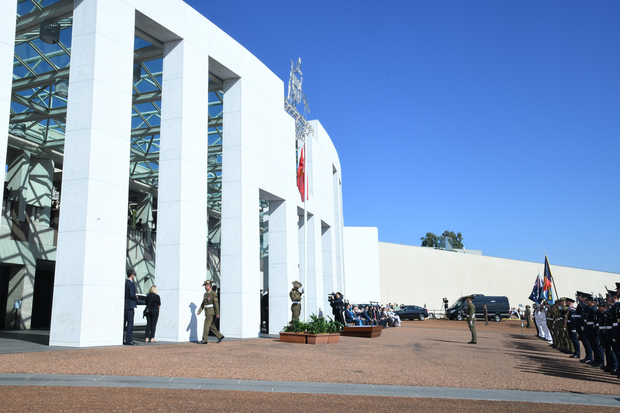 Quốc kỳ Việt Nam được trang trọng kéo lên trước Nhà Quốc hội Australia tại lễ đón chính thức.