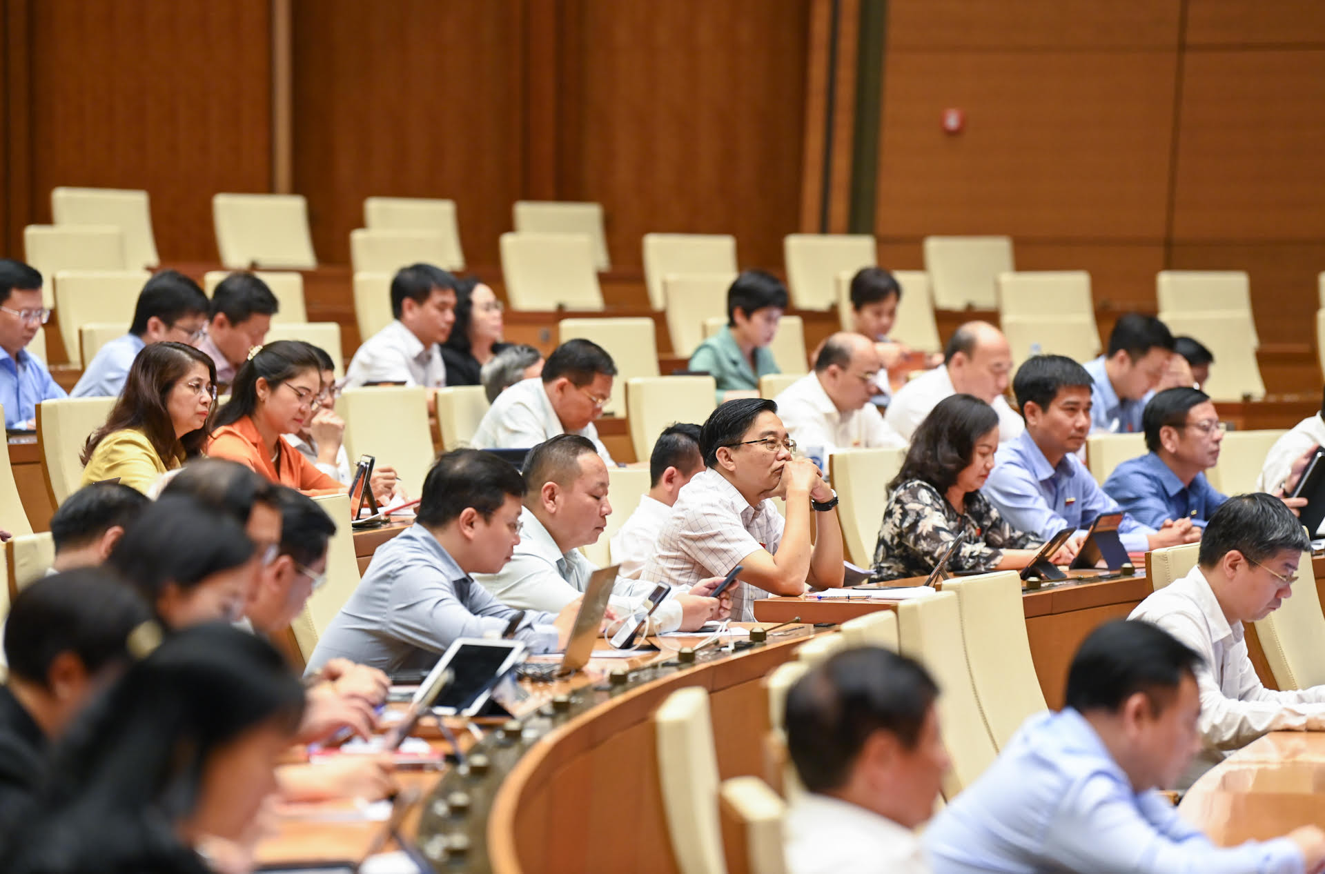 Các đại biểu Quốc hội tham dự phiên chất vấn tại hội trường Diên Hồng.