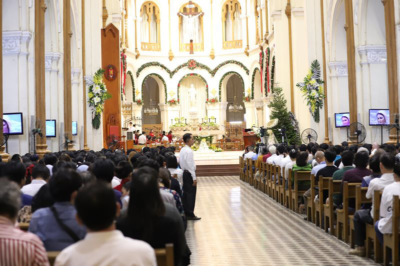 Người dân cầu nguyện, đón Noel 2022 tại nhà thờ Đức Bà (quận 1).