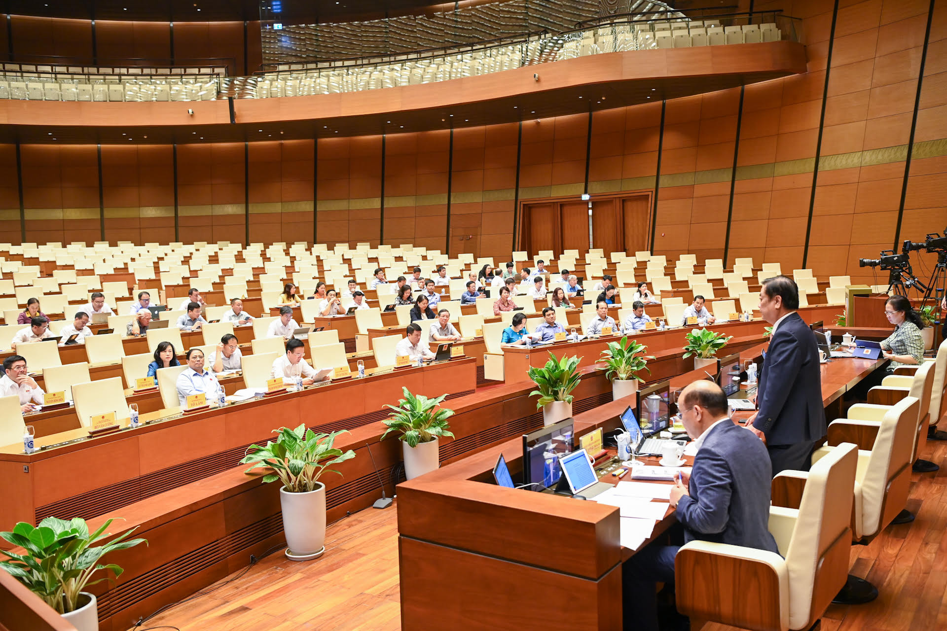 Bộ trưởng Nông nghiệp và Phát triển nông thôn Lê Minh Hoan trả lời chất vấn các vấn đề đại biểu Quốc hội nêu.