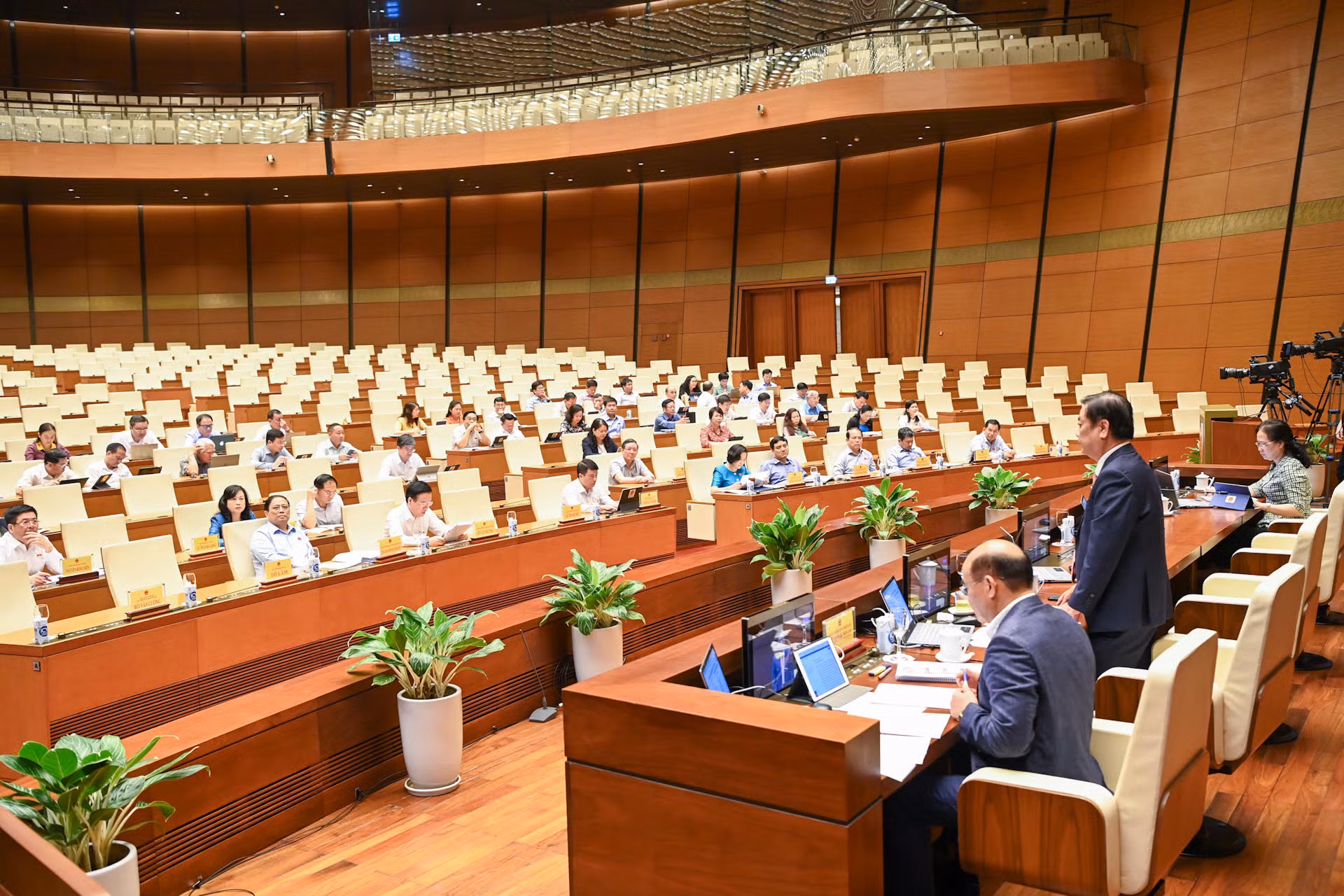 Bộ trưởng Nông nghiệp và Phát triển nông thôn Lê Minh Hoan trả lời chất vấn các vấn đề đại biểu Quốc hội nêu.