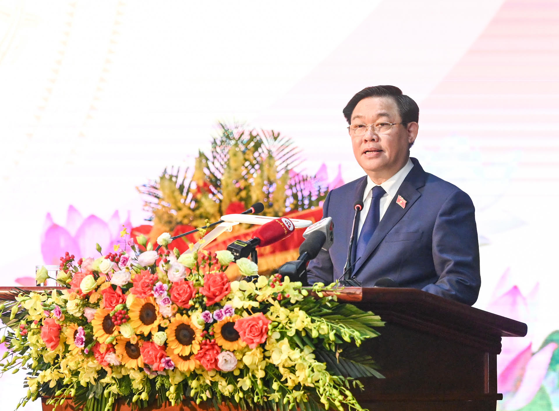 Chủ tịch Quốc hội Vương Đình Huệ phát biểu chúc mừng, động viên cán bộ, chiến sĩ Quân chủng Phòng không - Không quân.