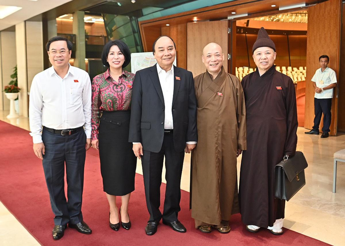 Chủ tịch nước Nguyễn Xuân Phúc cùng các đại biểu Quốc hội bên lề phiên họp. Chủ tịch nước Nguyễn Xuân Phúc cùng các đại biểu Quốc hội bên lề phiên họp.