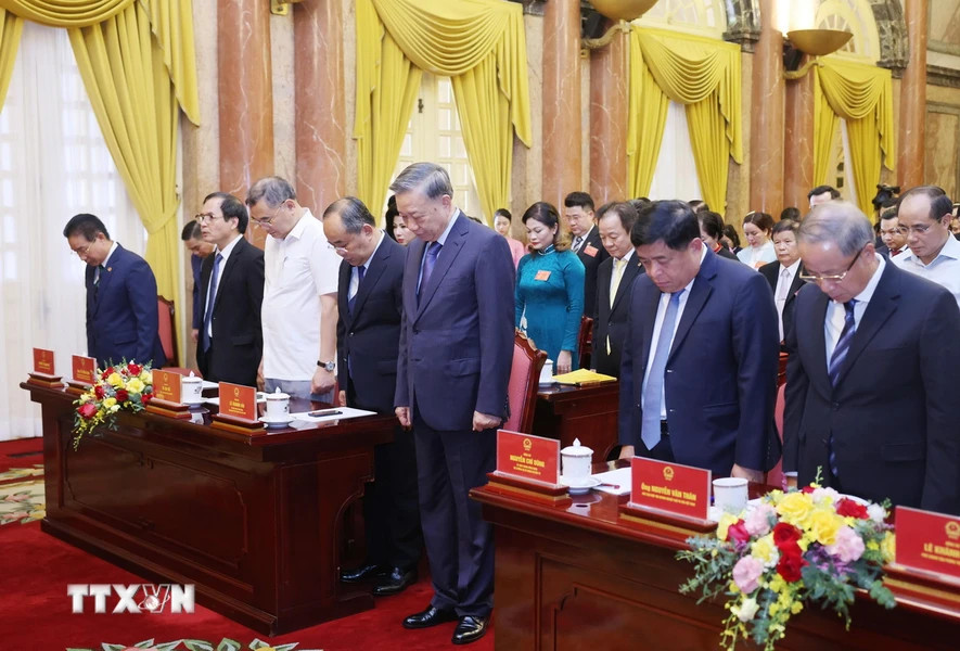 Tổng Bí thư, Chủ tịch nước Tô Lâm với các đại biểu tưởng niệm cố Tổng Bí thư Nguyễn Phú Trọng.