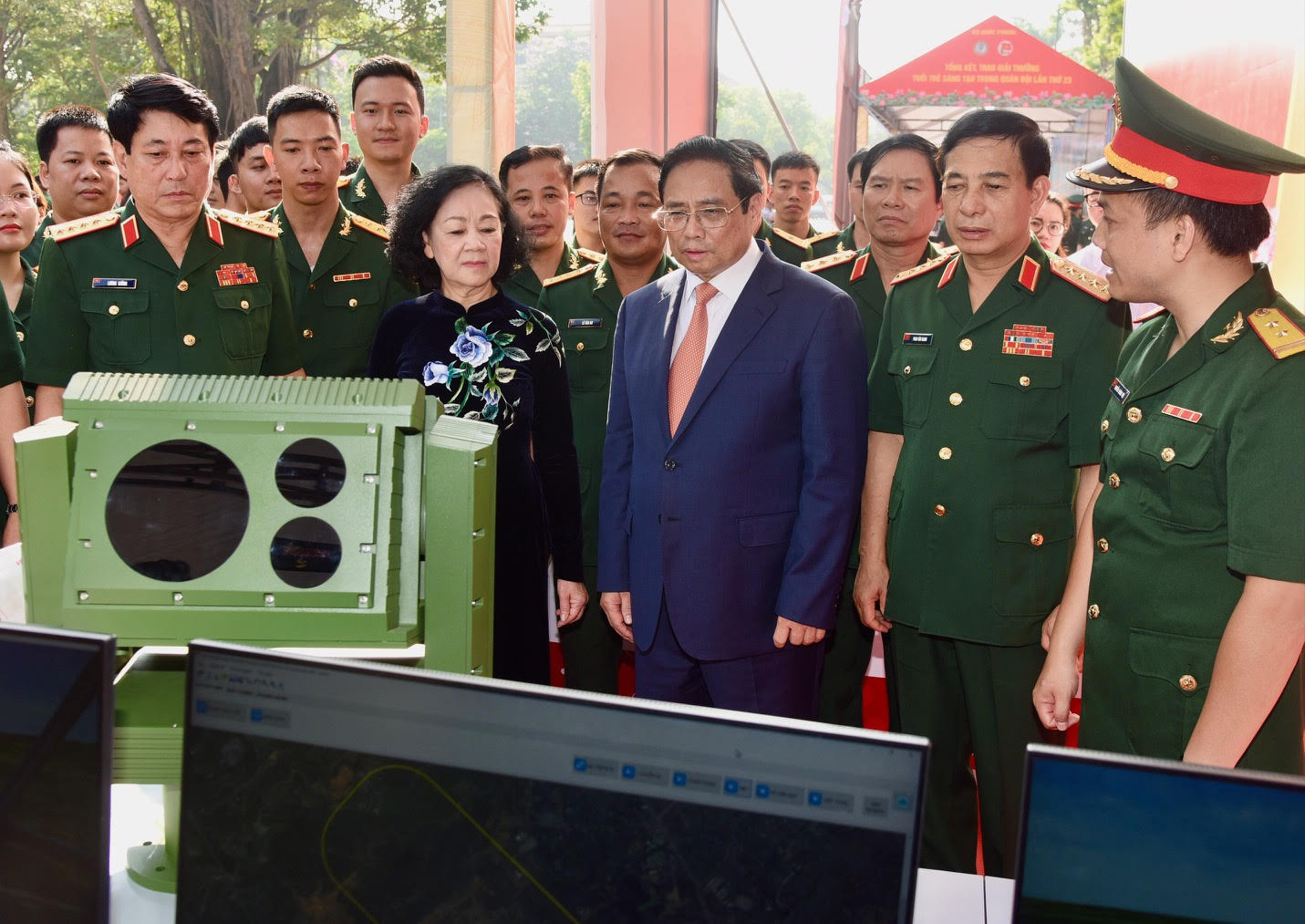 Thủ tướng Phạm Minh Chính tham quan trưng bày các sản phẩm sáng tạo của tuổi trẻ quân đội.