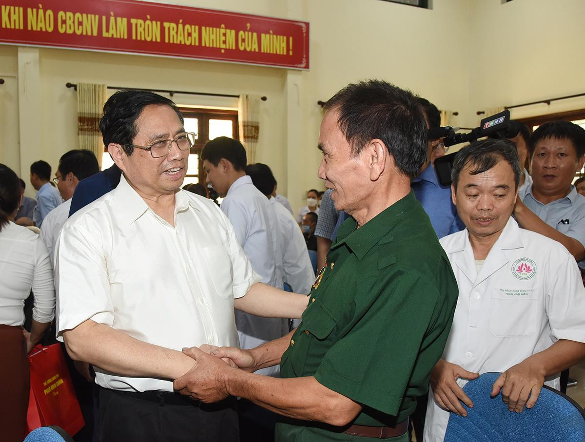 Thủ tướng bày tỏ xúc động được tới thăm, tri ân các thương binh, bệnh binh đang điều trị tại Trung tâm điều dưỡng thương binh tại Kim Bảng (Hà Nam).