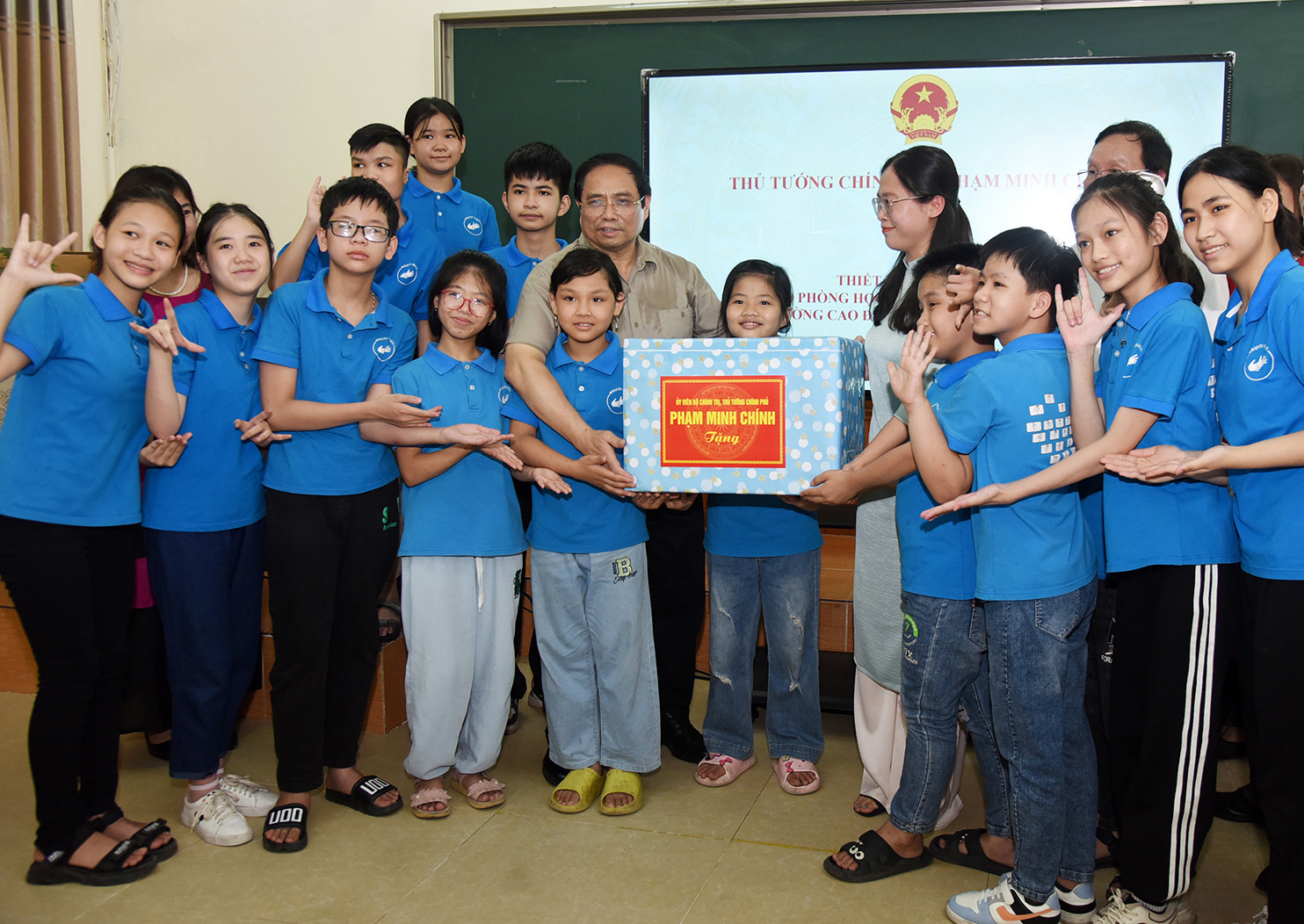 Thủ tướng tặng quà cho các em học sinh tại Trung tâm Hỗ trợ phát triển giáo dục hòa nhập thuộc Trường Cao đẳng Sư phạm Trung ương.