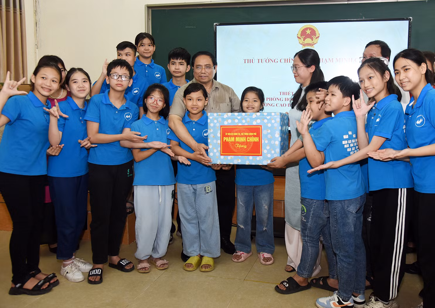 Thủ tướng tặng quà cho các em học sinh tại Trung tâm Hỗ trợ phát triển giáo dục hòa nhập thuộc Trường Cao đẳng Sư phạm Trung ương.