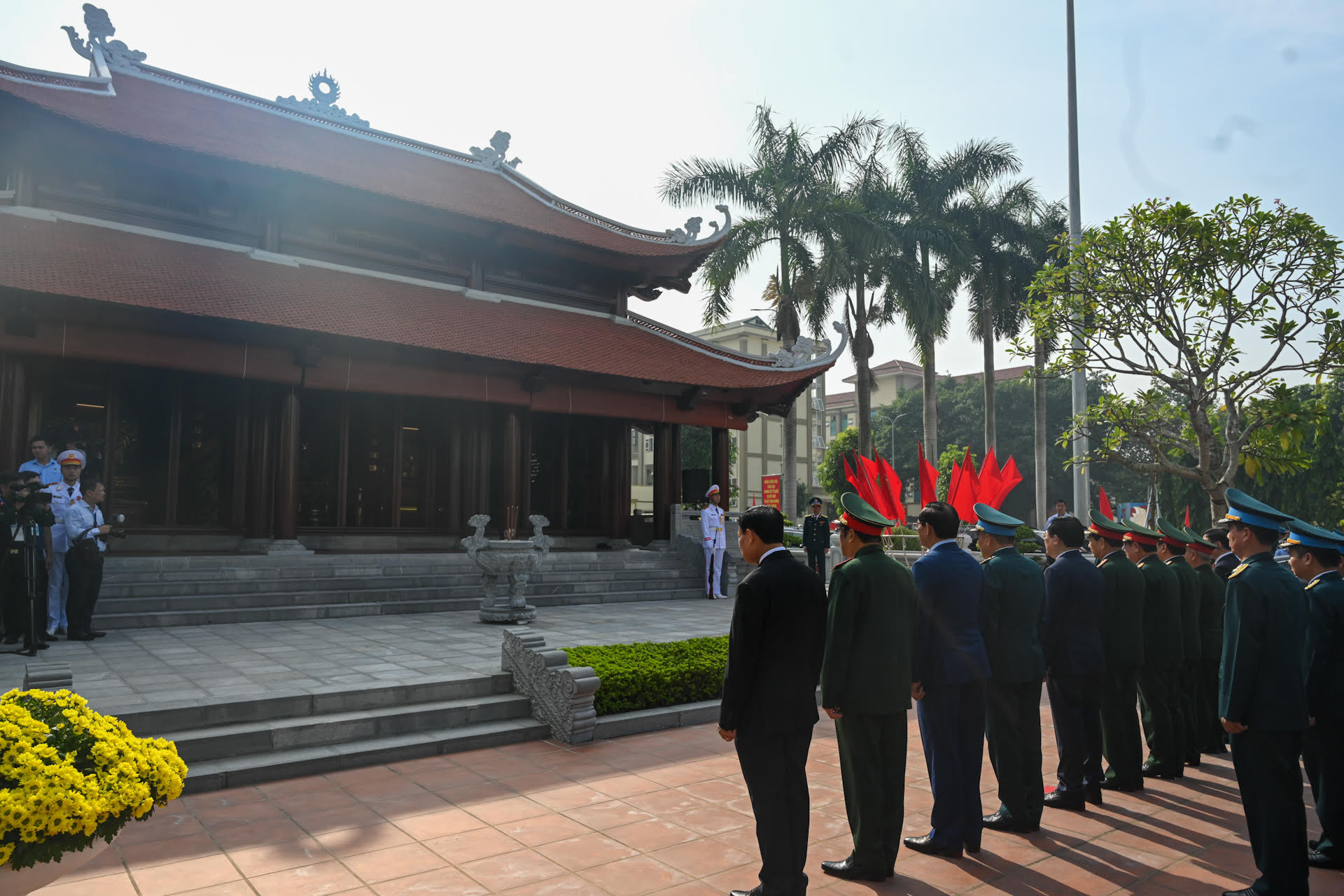 Các đại biểu tưởng niệm Chủ tịch Hồ Chí Minh và các liệt sĩ Quân chủng Phòng không - Không quân.