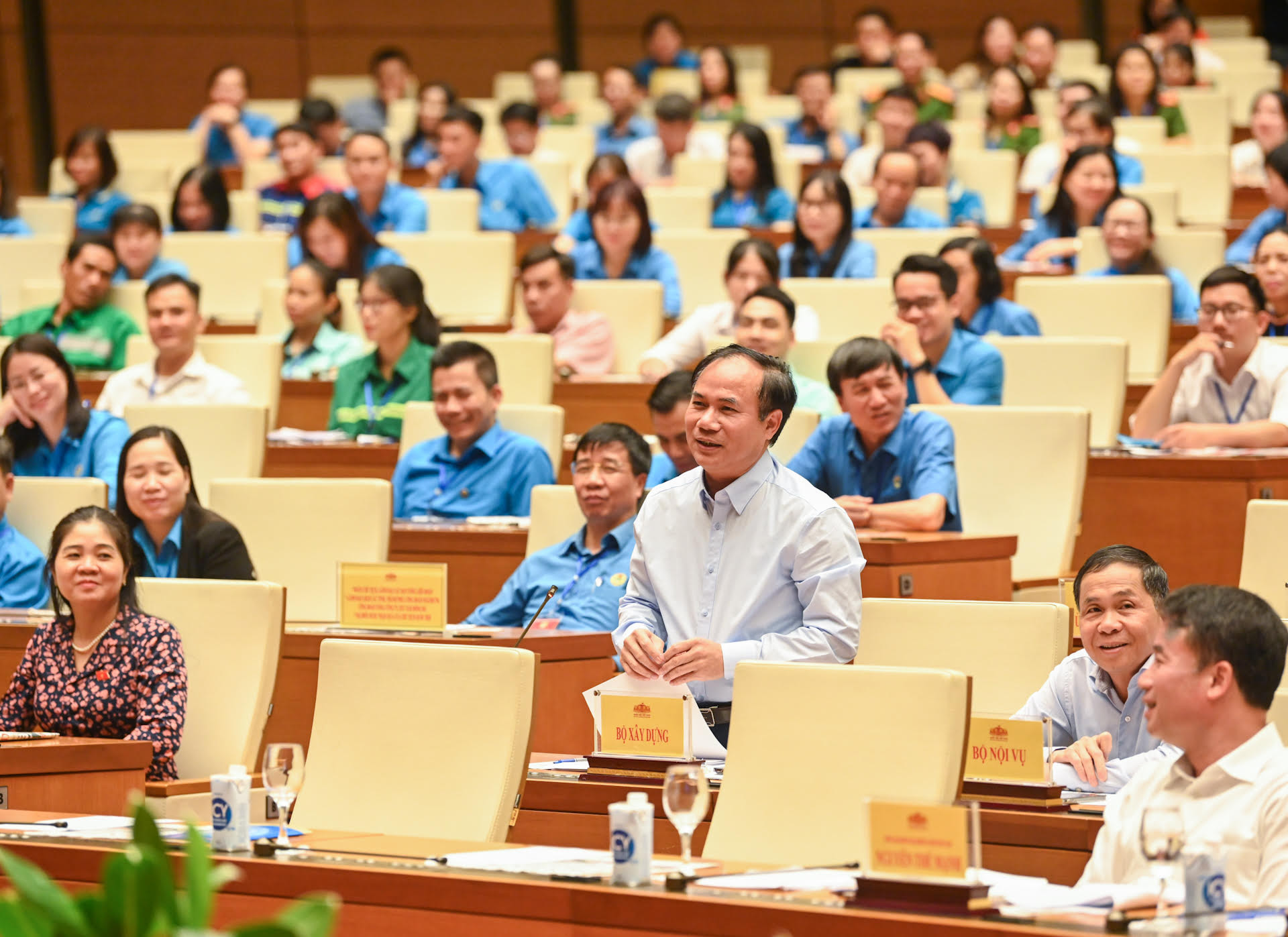 Thứ trưởng Xây dựng Nguyễn Văn Sinh trả lời các vấn đề người lao động nêu. Thứ trưởng Xây dựng Nguyễn Văn Sinh trả lời các vấn đề người lao động nêu.