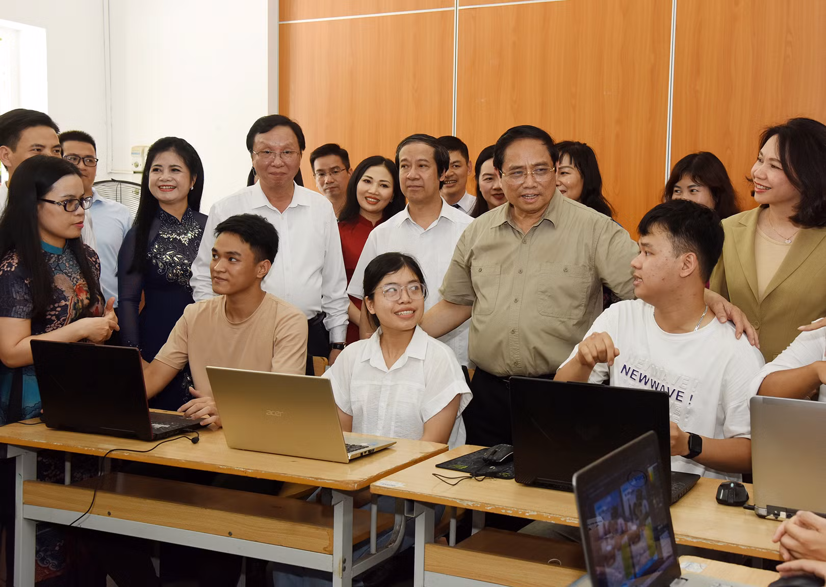 Thủ tướng thăm lớp học nghệ thuật của học sinh khiếm thính Trường Cao đẳng Sư phạm Trung ương.