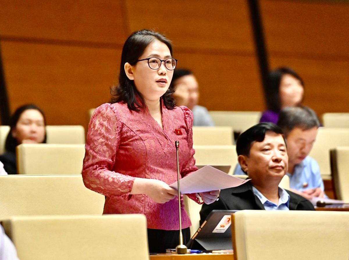 Đại biểu Quốc hội tỉnh Hà Tĩnh Phan Thị Nguyệt Thu phát biểu ý kiến tranh luận. Đại biểu Quốc hội tỉnh Hà Tĩnh Phan Thị Nguyệt Thu phát biểu ý kiến tranh luận.