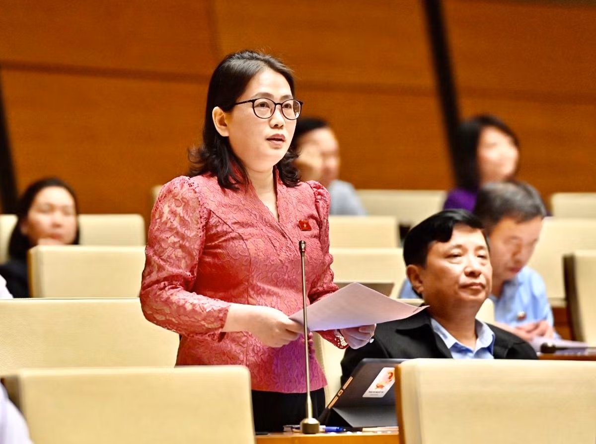 Đại biểu Quốc hội tỉnh Hà Tĩnh Phan Thị Nguyệt Thu phát biểu ý kiến tranh luận.