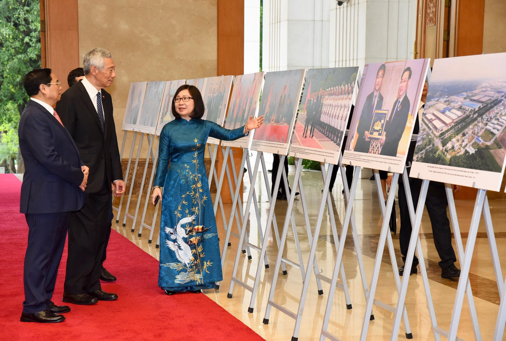 Thủ tướng Phạm Minh Chính và Thủ tướng Lý Hiển Long tham quan triển lãm ảnh về hình ảnh hợp tác giữa hai nước.