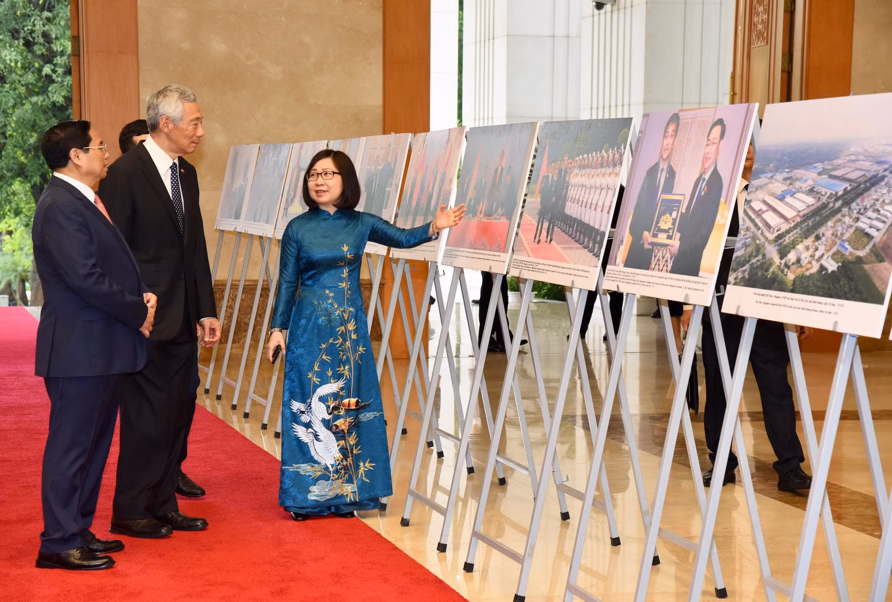 Thủ tướng Phạm Minh Chính và Thủ tướng Lý Hiển Long tham quan triển lãm ảnh về hình ảnh hợp tác giữa hai nước.