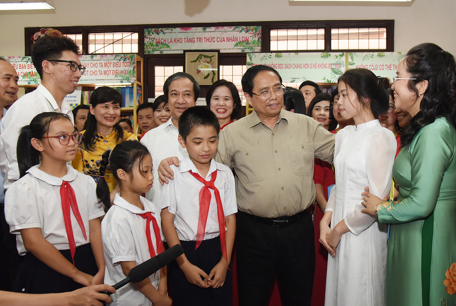 Thủ tướng Phạm Minh Chính thăm học sinh có hoàn cảnh đặc biệt khó khăn của Trường Phổ thông dân lập Hermann Gmeiner.