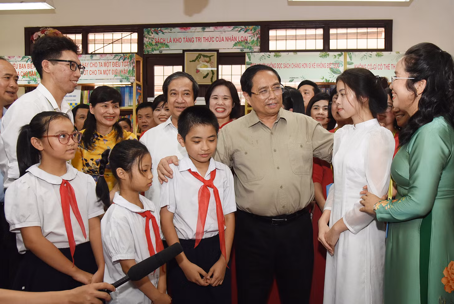 Thủ tướng Phạm Minh Chính thăm học sinh có hoàn cảnh đặc biệt khó khăn của Trường Phổ thông dân lập Hermann Gmeiner.