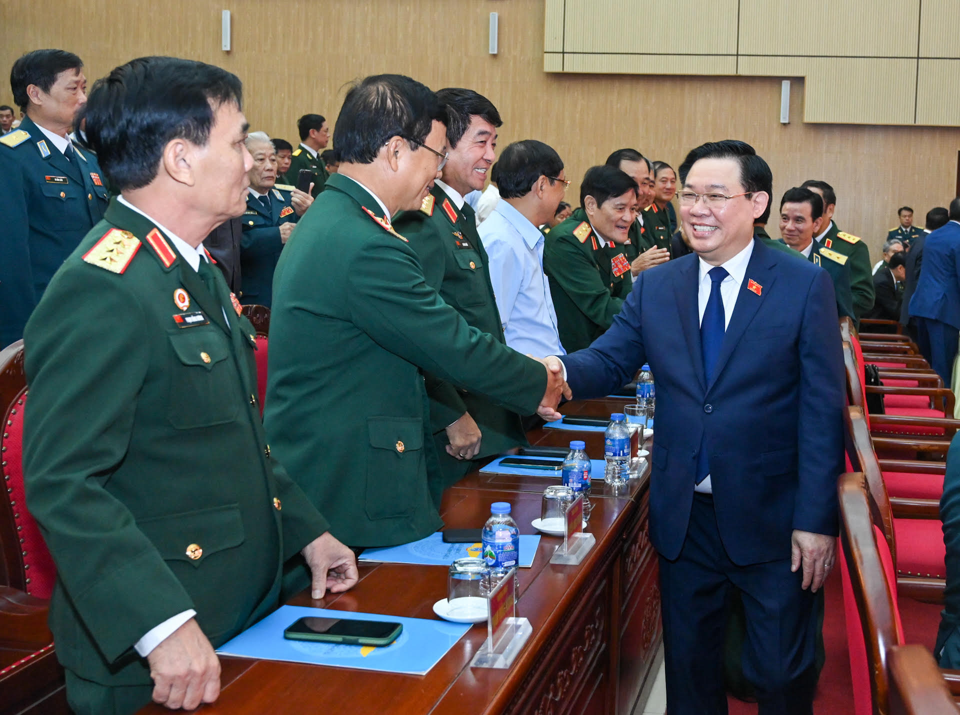 Chủ tịch Quốc hội Vương Đình Huệ với các đại biểu dự lễ kỷ niệm.