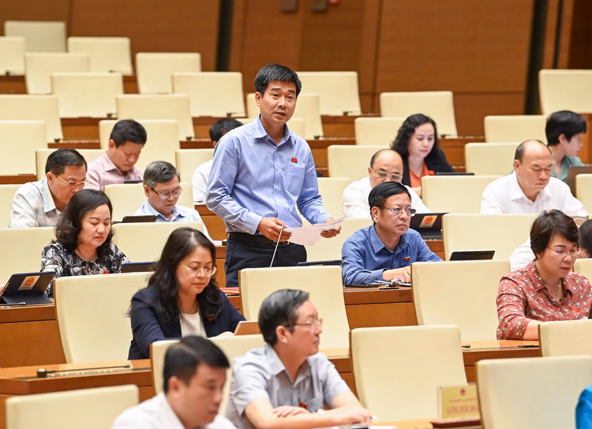 Đại biểu Quốc hội tỉnh Thanh Hóa Lê Thanh Hoàn phát biểu chất vấn.