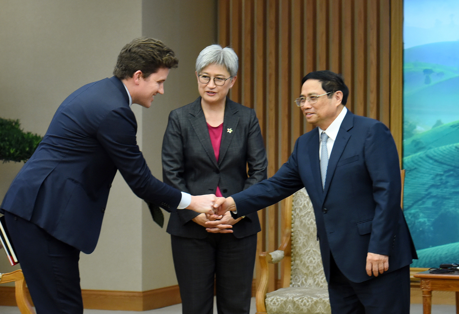 Thủ tướng Phạm Minh Chính đón các thành viên đi cùng Bộ trưởng Ngoại giao Australia Penny Wong.