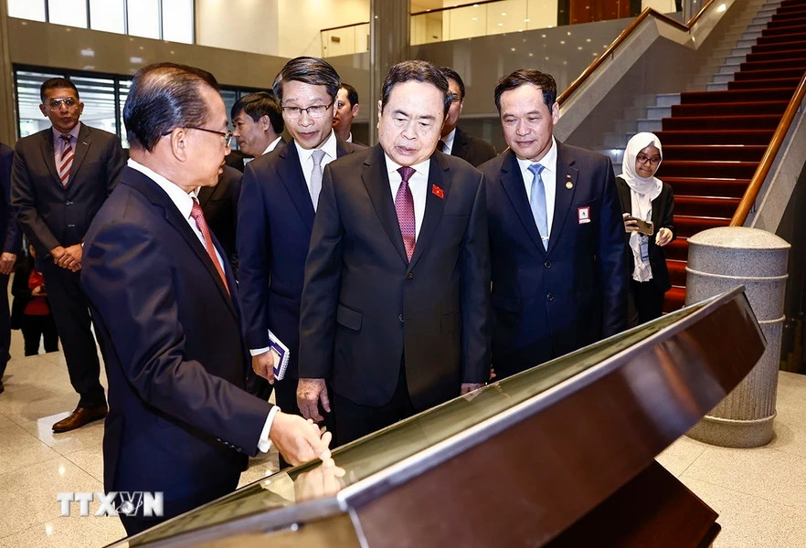 Chủ tịch Quốc hội Trần Thanh Mẫn và Chủ tịch Quốc hội Seah Kian Peng thăm Trụ sở Quốc hội Singapore.