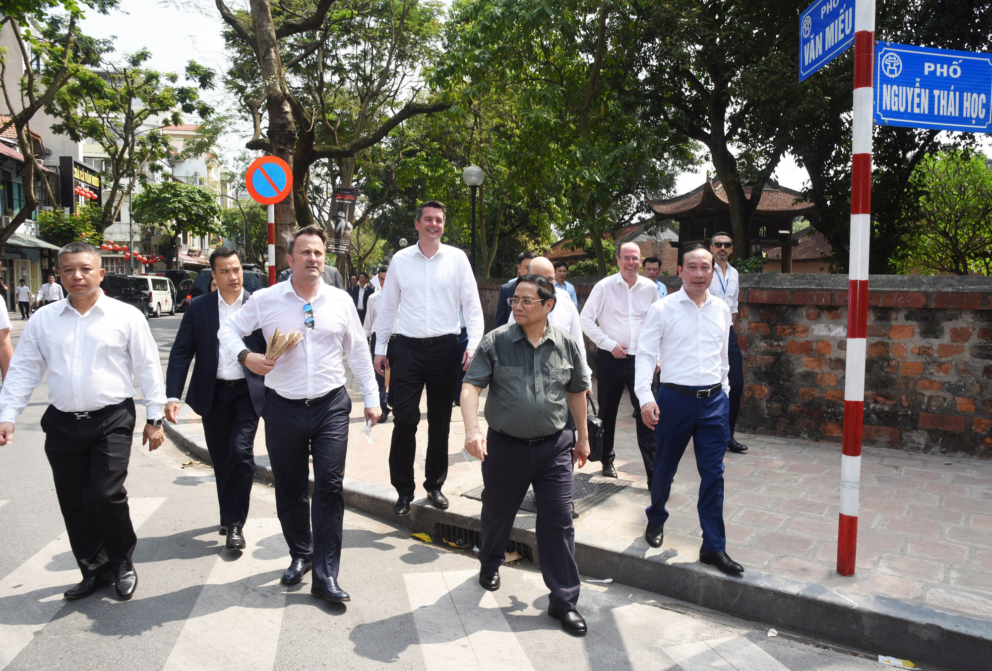 Tiếp đó, Thủ tướng Phạm Minh Chính và Thủ tướng Xavier Bettel cùng di chuyển đến thăm Bảo tàng Mỹ thuật Việt Nam.