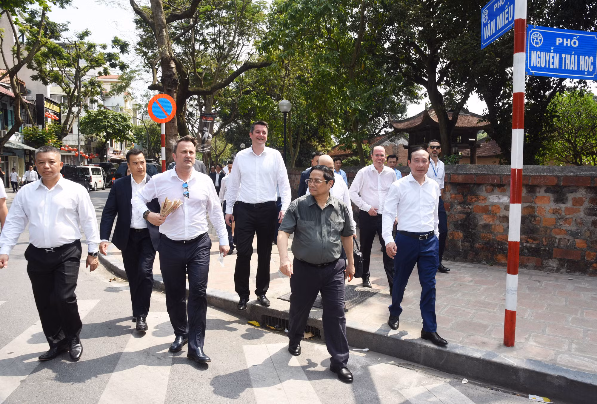 Tiếp đó, Thủ tướng Phạm Minh Chính và Thủ tướng Xavier Bettel cùng di chuyển đến thăm Bảo tàng Mỹ thuật Việt Nam.