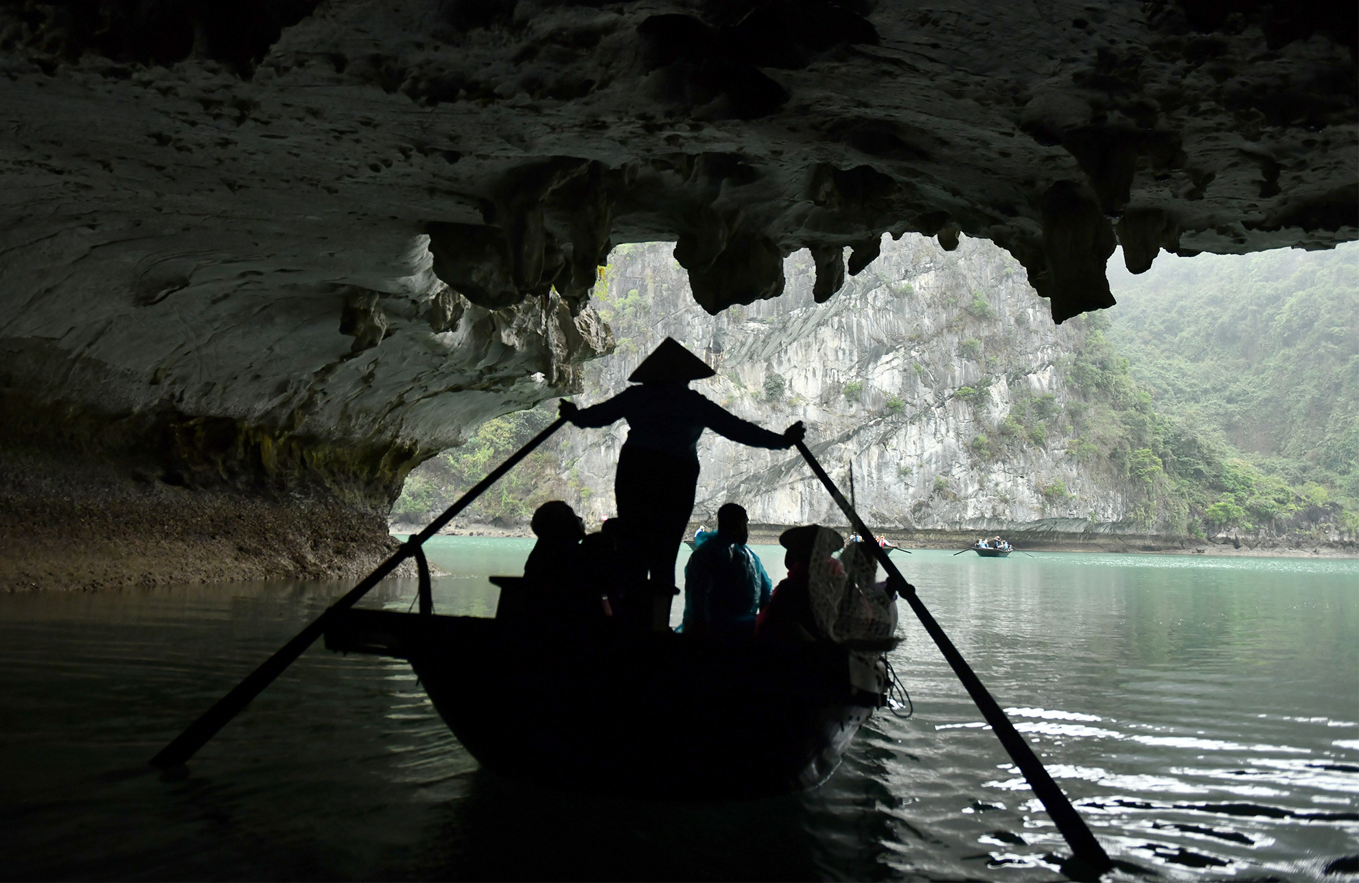 Du khách khám phá hang Sáng Tối.