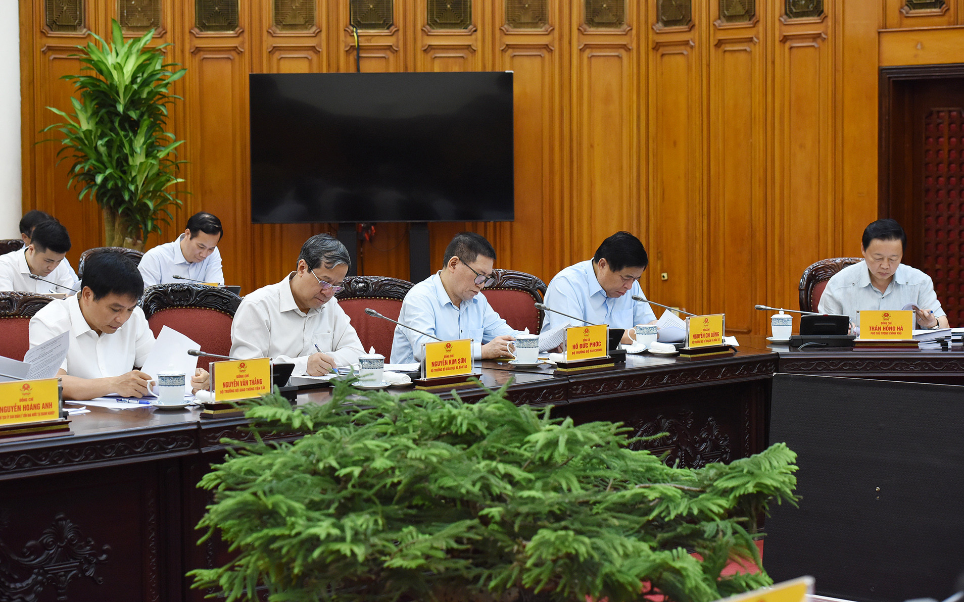 Phó Thủ tướng và lãnh đạo các bộ tham dự cuộc họp.