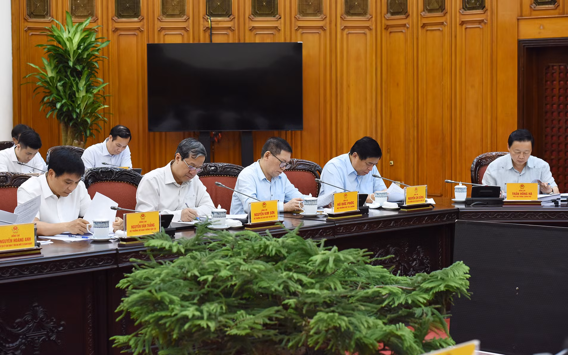 Phó Thủ tướng và lãnh đạo các bộ tham dự cuộc họp.