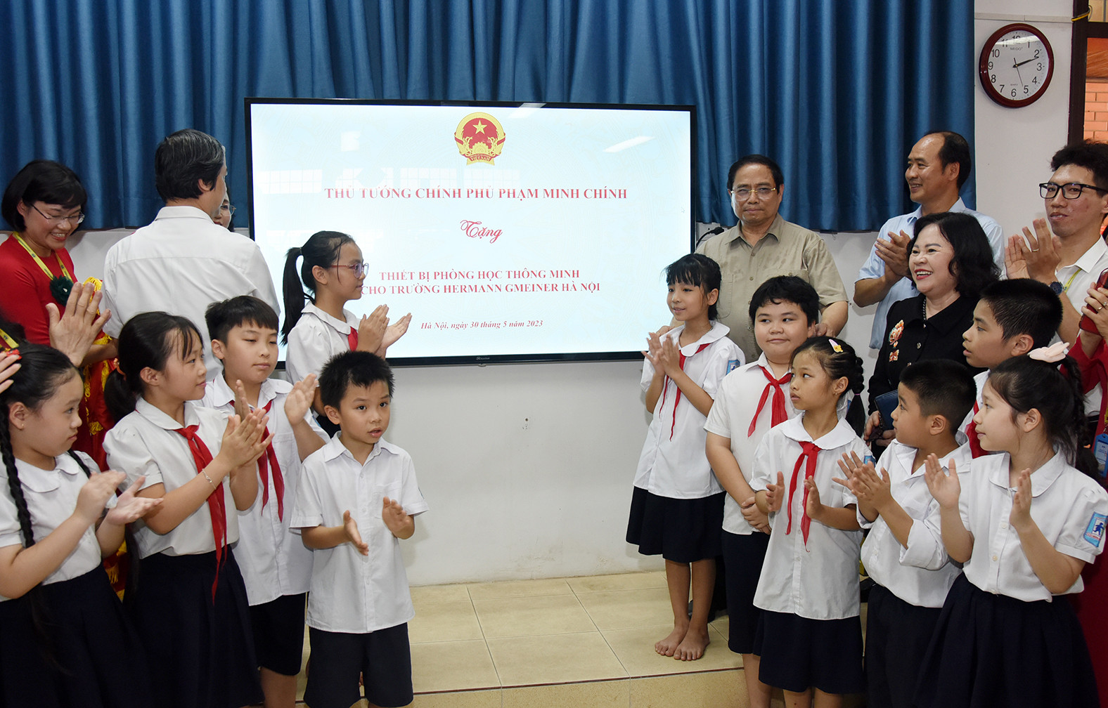 Thủ tướng tặng quà cho các em học sinh Trường Phổ thông dân lập Hermann Gmener.