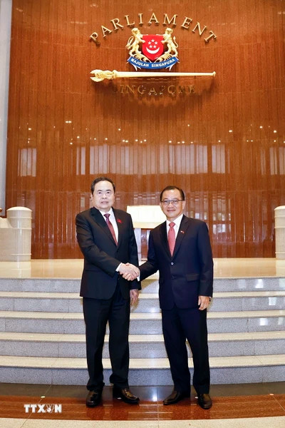 Chủ tịch Quốc hội Trần Thanh Mẫn và Chủ tịch Quốc hội Singapore Seah Kian Peng chụp ảnh chung.