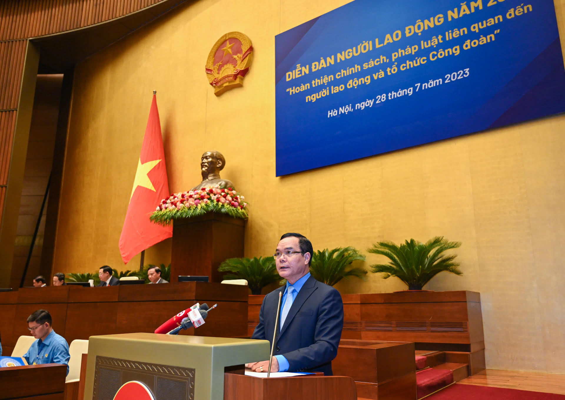 Chủ tịch Tổng Liên đoàn Lao động Việt Nam Nguyễn Đình Khang trình bày báo cáo tại Diễn đàn. Chủ tịch Tổng Liên đoàn Lao động Việt Nam Nguyễn Đình Khang trình bày báo cáo tại Diễn đàn.