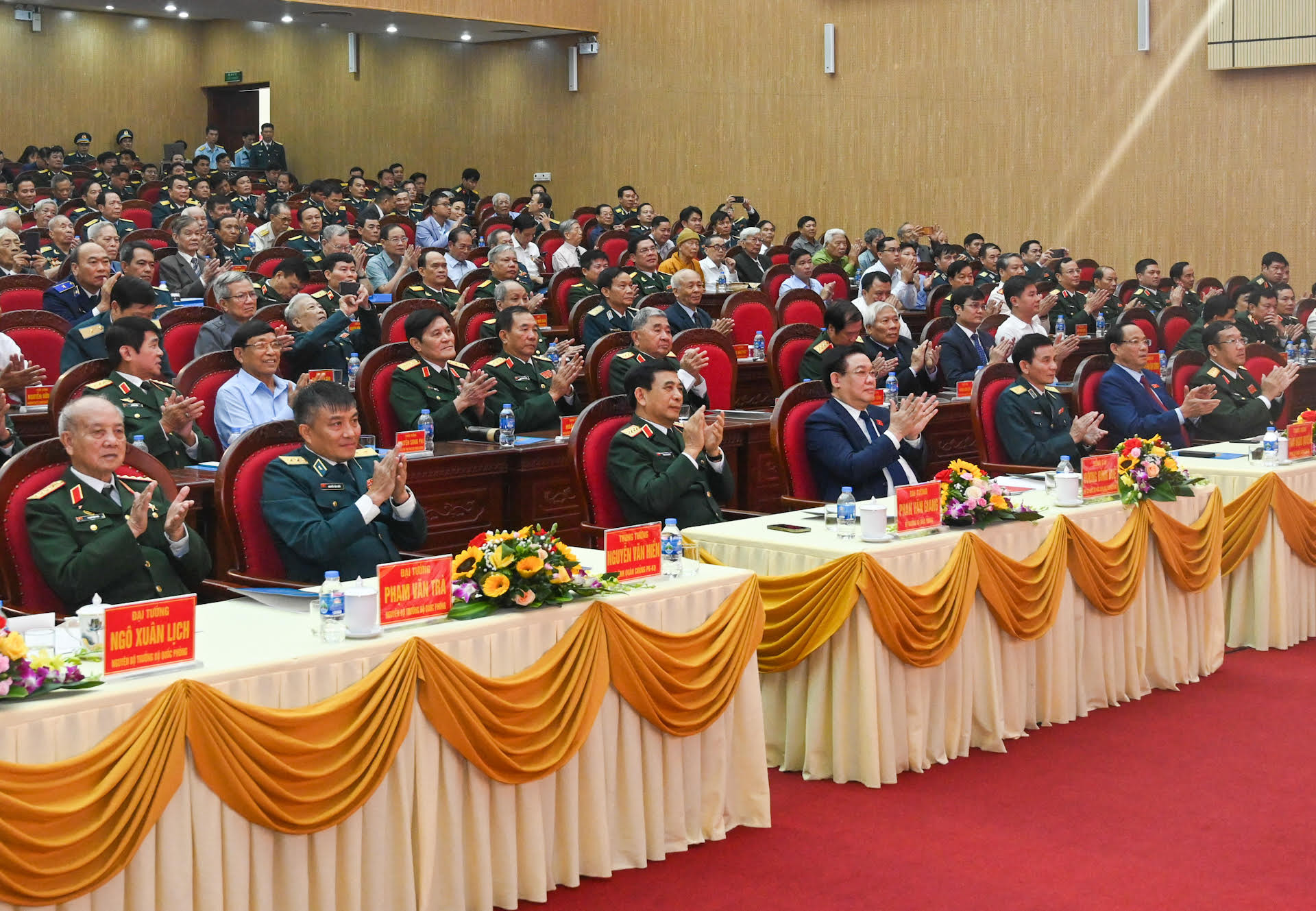 Chủ tịch Quốc hội Vương Đình Huệ, Bộ trưởng Quốc phòng Phan Văn Giang cùng các đồng chí lãnh đạo Đảng, Nhà nước và các đại biểu dự lễ kỷ niệm.