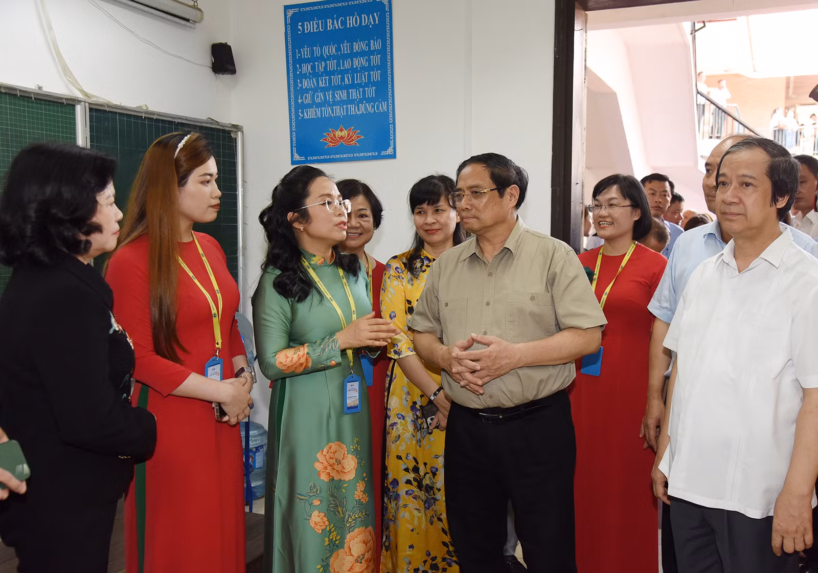 Thủ tướng trao đổi, động viên đội ngũ giáo viên Trường Phổ thông dân lập Hermann Gmener