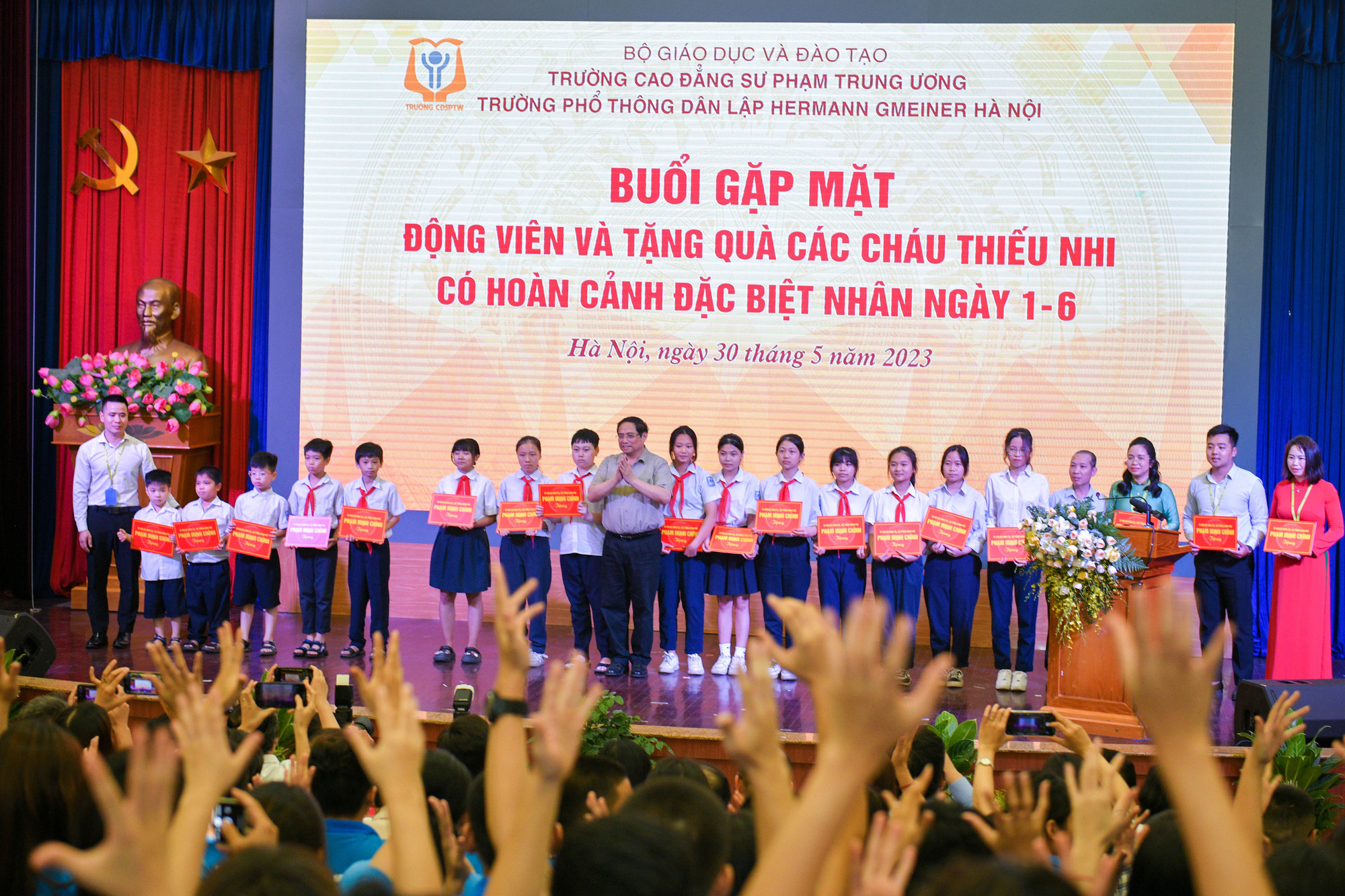 Thủ tướng Phạm Minh Chính trao học bổng cho học sinh Trung tâm hỗ trợ phát triển giáo dục hoà nhập thuộc Trường Cao đẳng Sư phạm Trung ương.