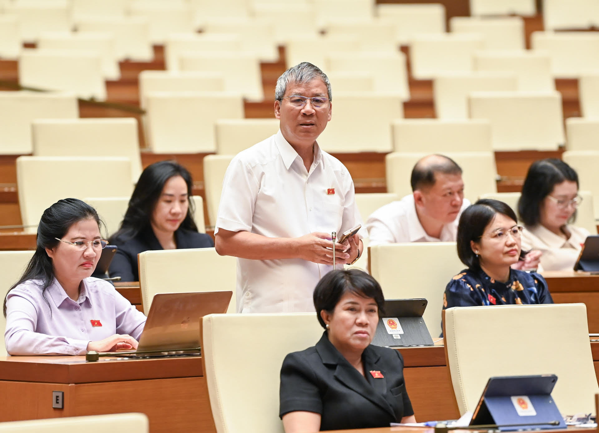 Đại biểu Quốc hội thành phố Hà Nội Nguyễn Anh Trí phát biểu chất vấn về giải pháp để phát triển nghề muối.