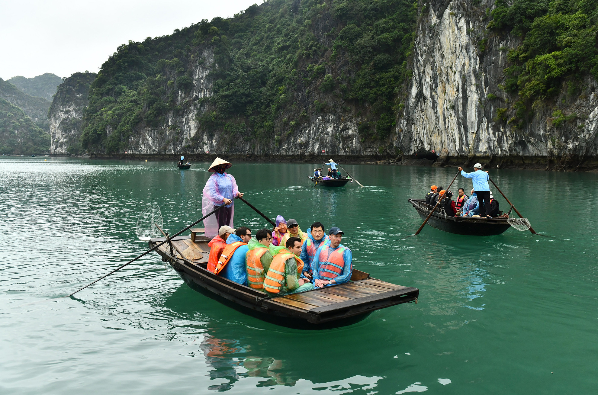 Rời du thuyền Heritage Cruises Bình Chuẩn, du khách đi thuyền nan do những người dân bản địa chèo khám phá vẻ đẹp hoang sơ của vịnh Lan Hạ.