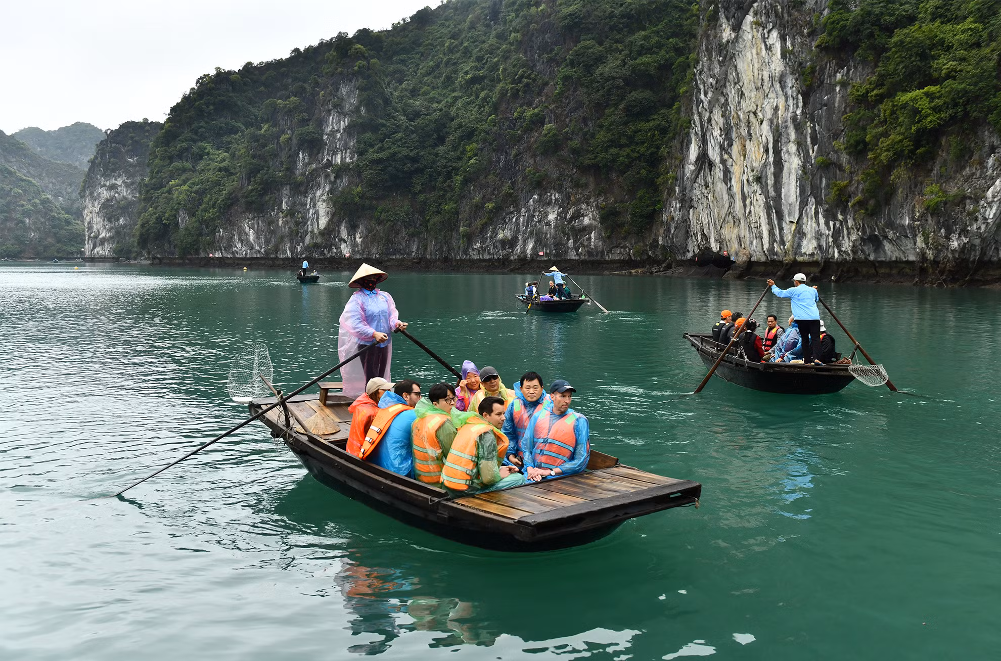 Rời du thuyền Heritage Cruises Bình Chuẩn, du khách đi thuyền nan do những người dân bản địa chèo khám phá vẻ đẹp hoang sơ của vịnh Lan Hạ.