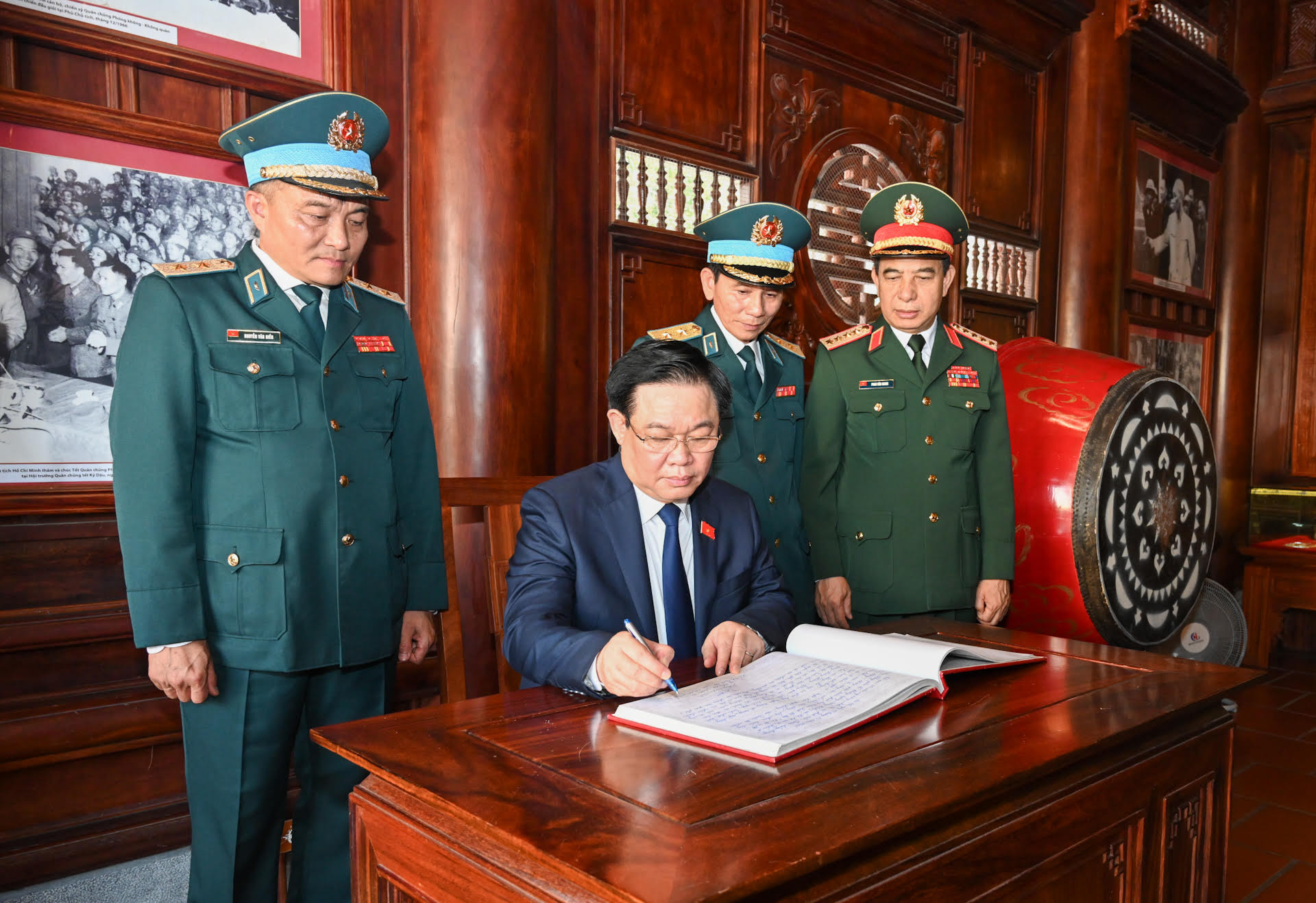 Chủ tịch Quốc hội Vương Đình Huệ ghi sổ vàng lưu niệm tại Quân chủng Phòng không - Không quân.