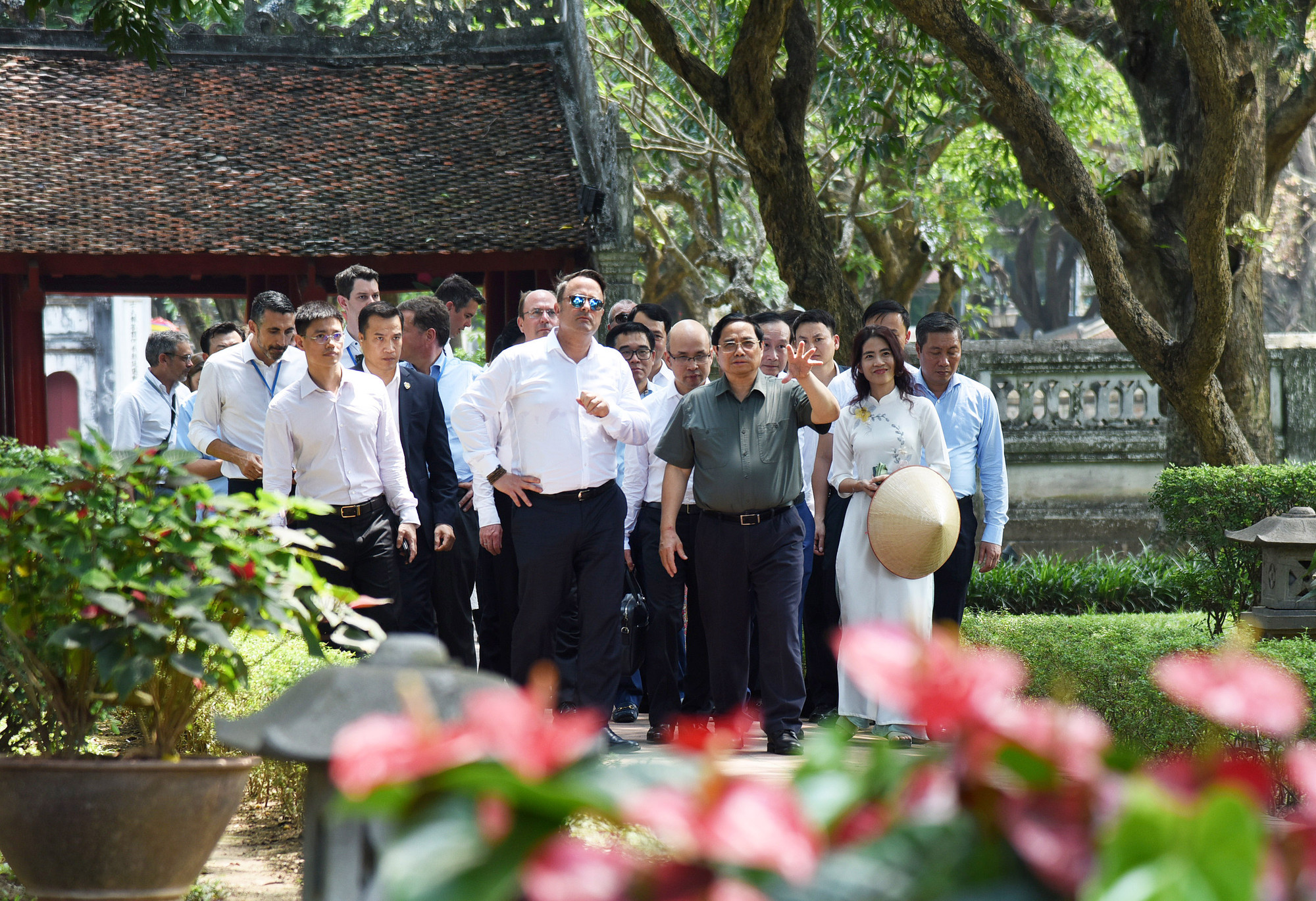 Thủ tướng Chính phủ Phạm Minh Chính đón Thủ tướng Luxembourg Xavier Bettel và cùng thăm Văn Miếu-Quốc Tử Giám. 