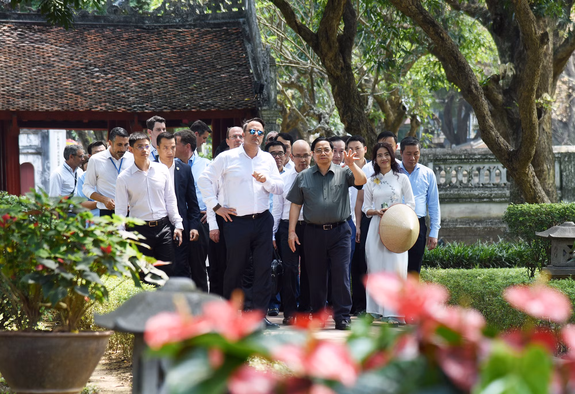 Thủ tướng Chính phủ Phạm Minh Chính đón Thủ tướng Luxembourg Xavier Bettel và cùng thăm Văn Miếu-Quốc Tử Giám. 
